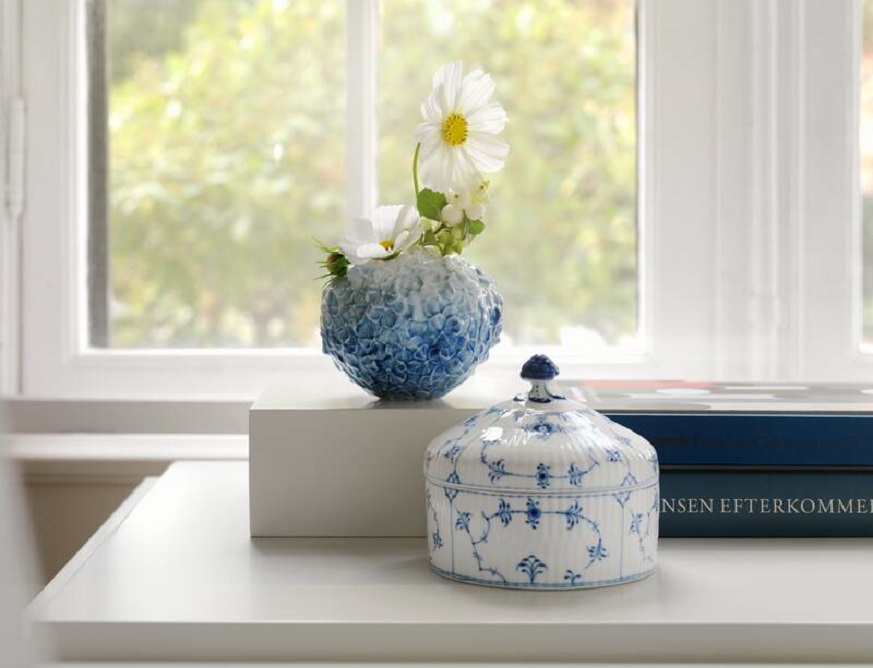 一輪挿しで作る花のある暮らし【保存版】|ロイヤル コペンハーゲン